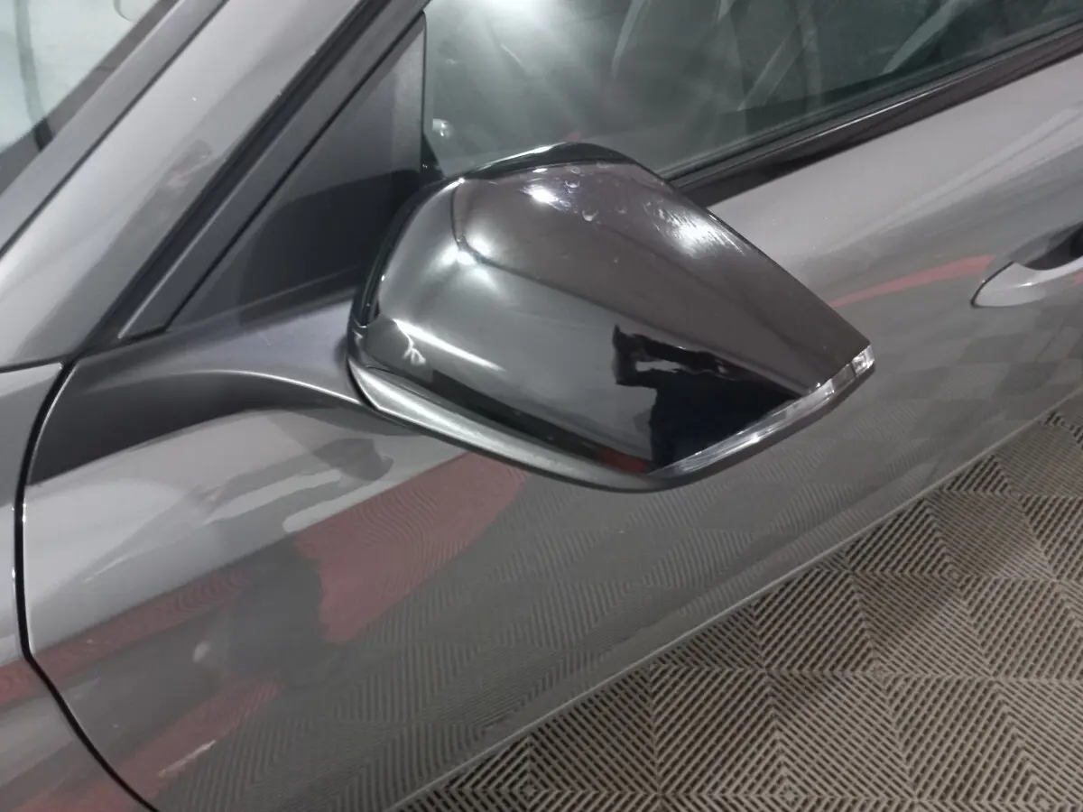Rétroviseur côté gauche gris foncé de la Peugeot 308 PHEV 180 E-EAT8 Allure 2025, vue rapprochée sur la portière.