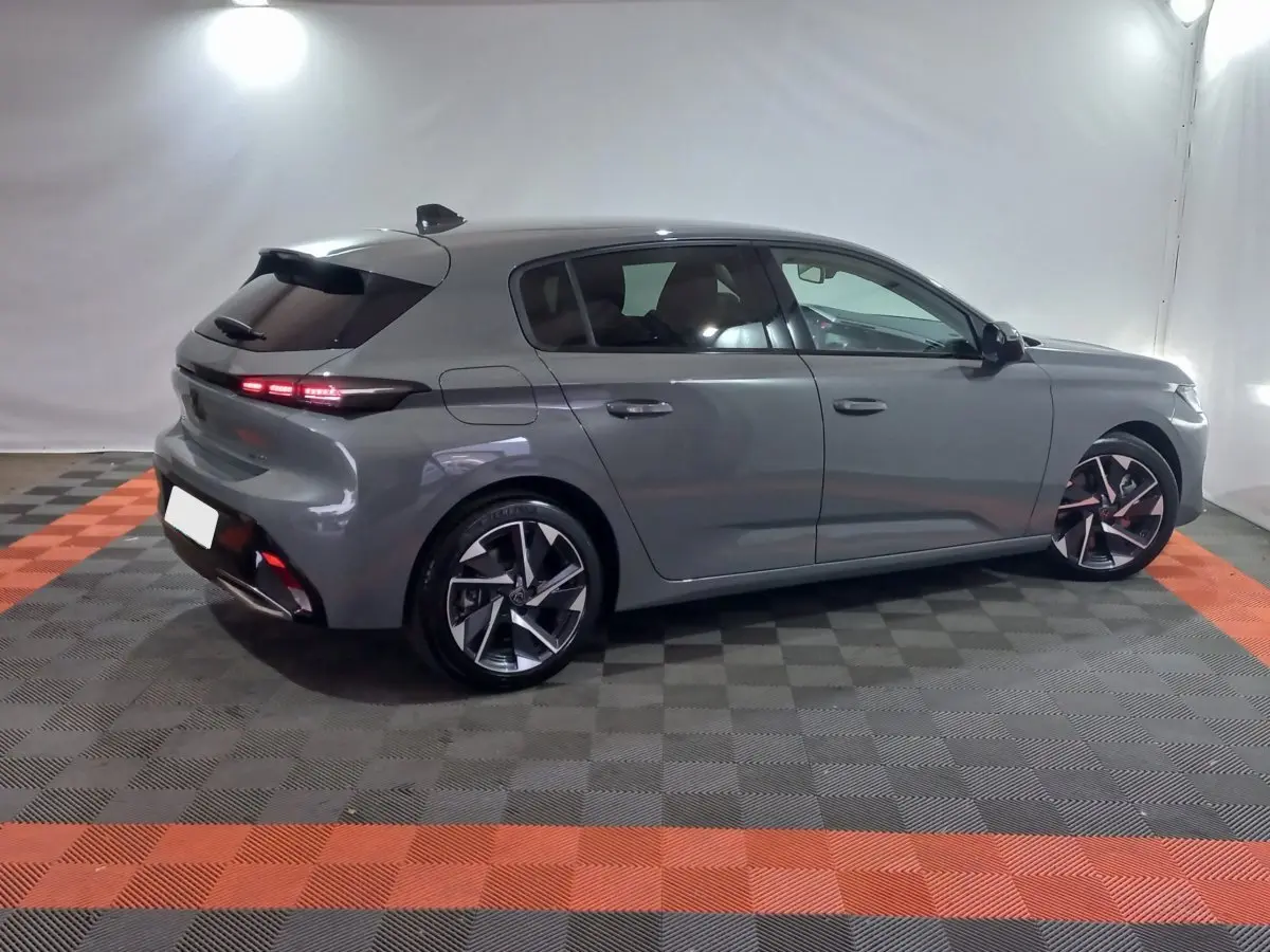 Peugeot 308 PHEV gris foncé vue de profil côté droit, avec feux arrière LED et jantes alliage distinctives.