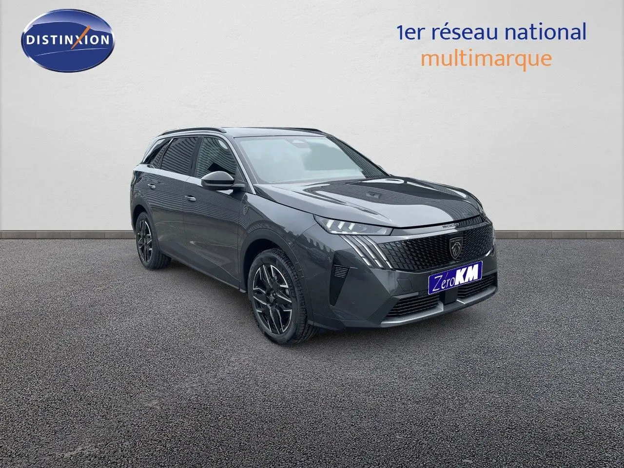 Peugeot 5008 Hybrid gris titane métal avec toit noir, vue 3/4 avant droit sur fond neutre.