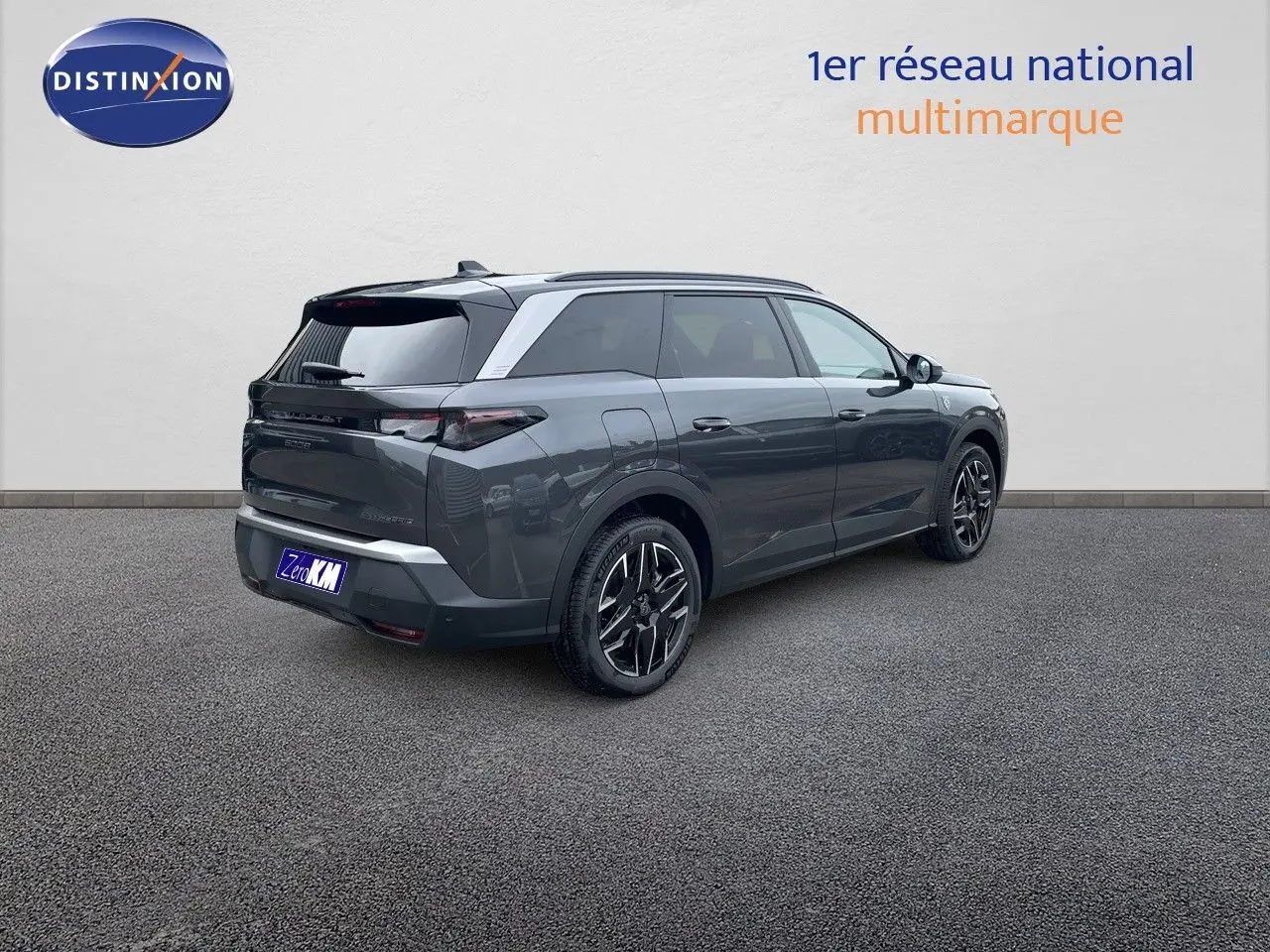 Peugeot 5008 Hybrid gris titane métal avec toit noir, vue 3/4 arrière côté droit sur fond neutre.