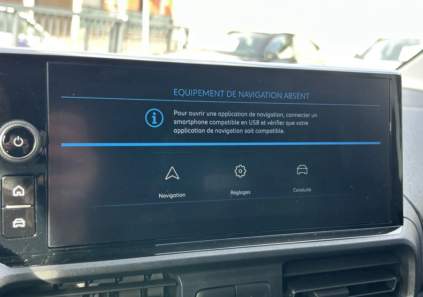 Écran tactile du tableau de bord du Peugeot Partner Fourgon 2025 affichant un message d'absence de navigation.