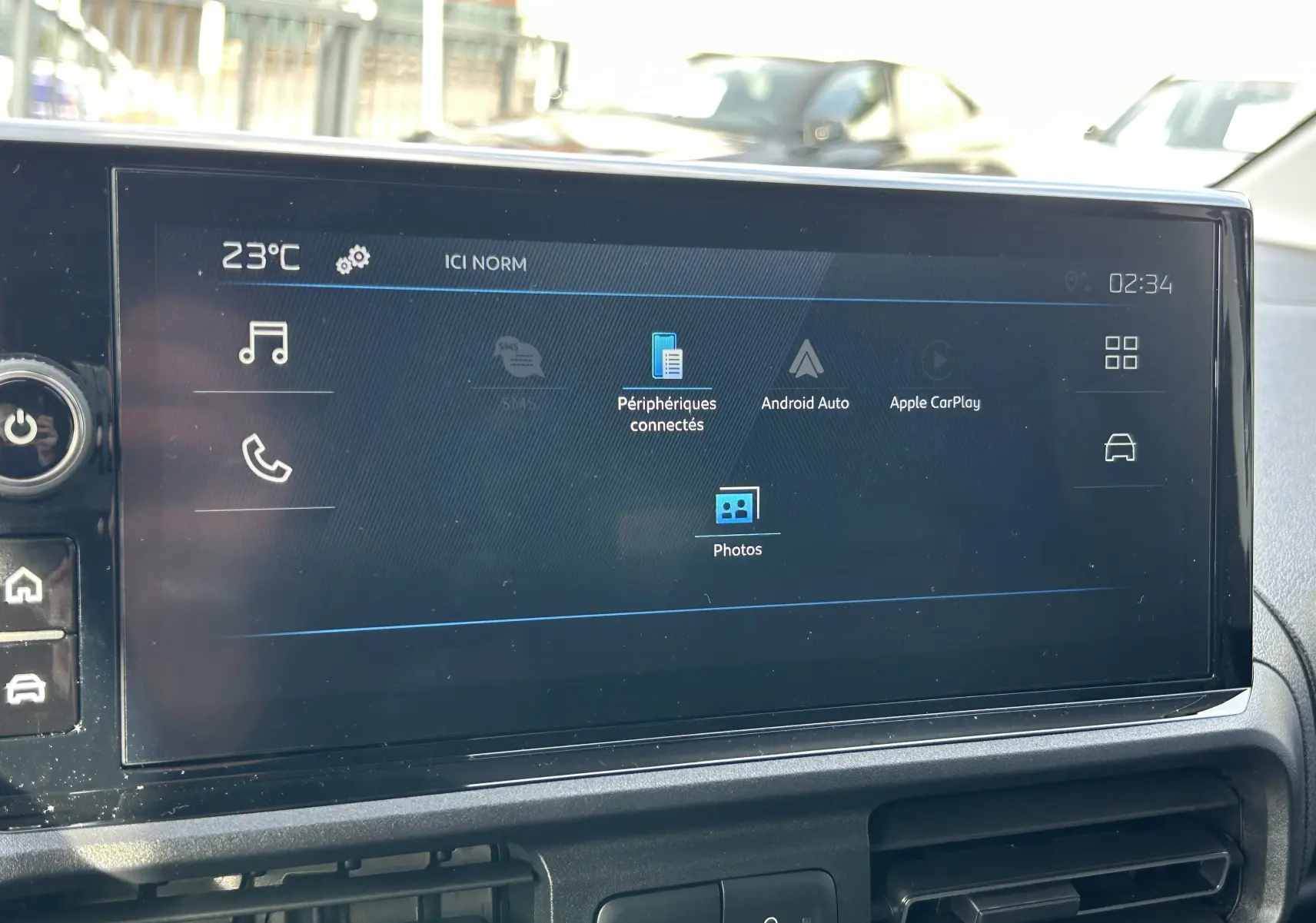 Écran tactile central du tableau de bord du Peugeot Partner Fourgon 2025 affichant les options connectées Android Auto et Apple CarPlay.