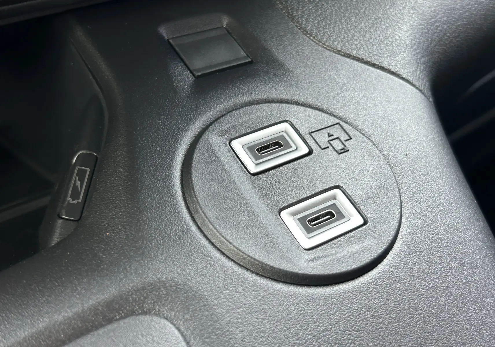 Gros plan sur les ports USB-C doubles intégrés dans la console centrale noire du Peugeot Partner Fourgon 2025.