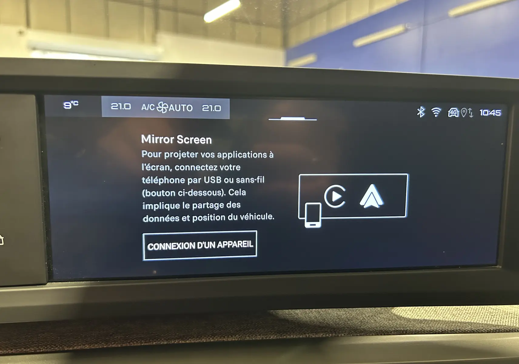 Écran tactile intérieur du Peugeot 5008 III Hybrid 145 en vue frontale, affichant l'option Mirror Screen.