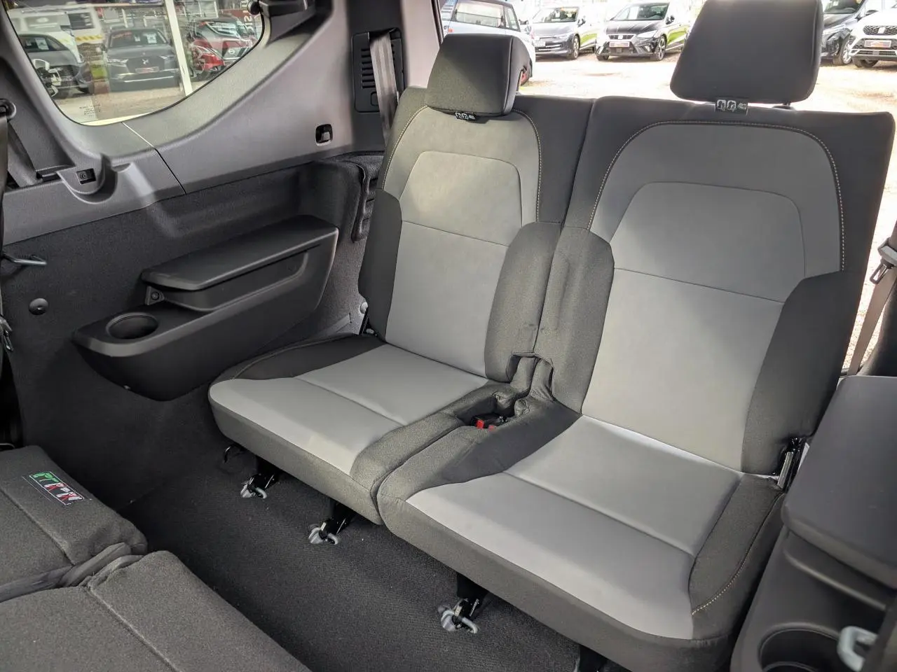 Vue intérieure sur la banquette arrière amovible grise et noire du Dacia Jogger 2025, côté droit.