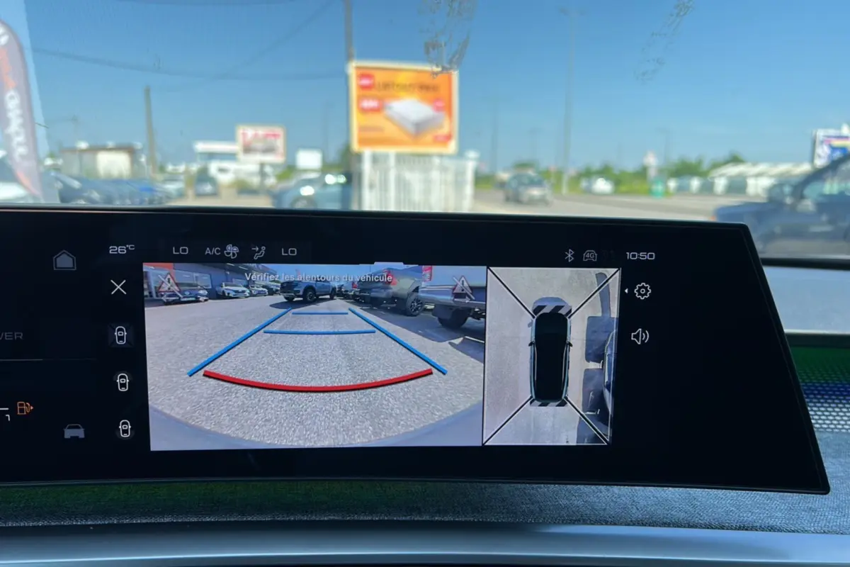 Écran intérieur affichant la caméra de recul et la vue 360° du Peugeot 3008 gris titane avec toit noir.