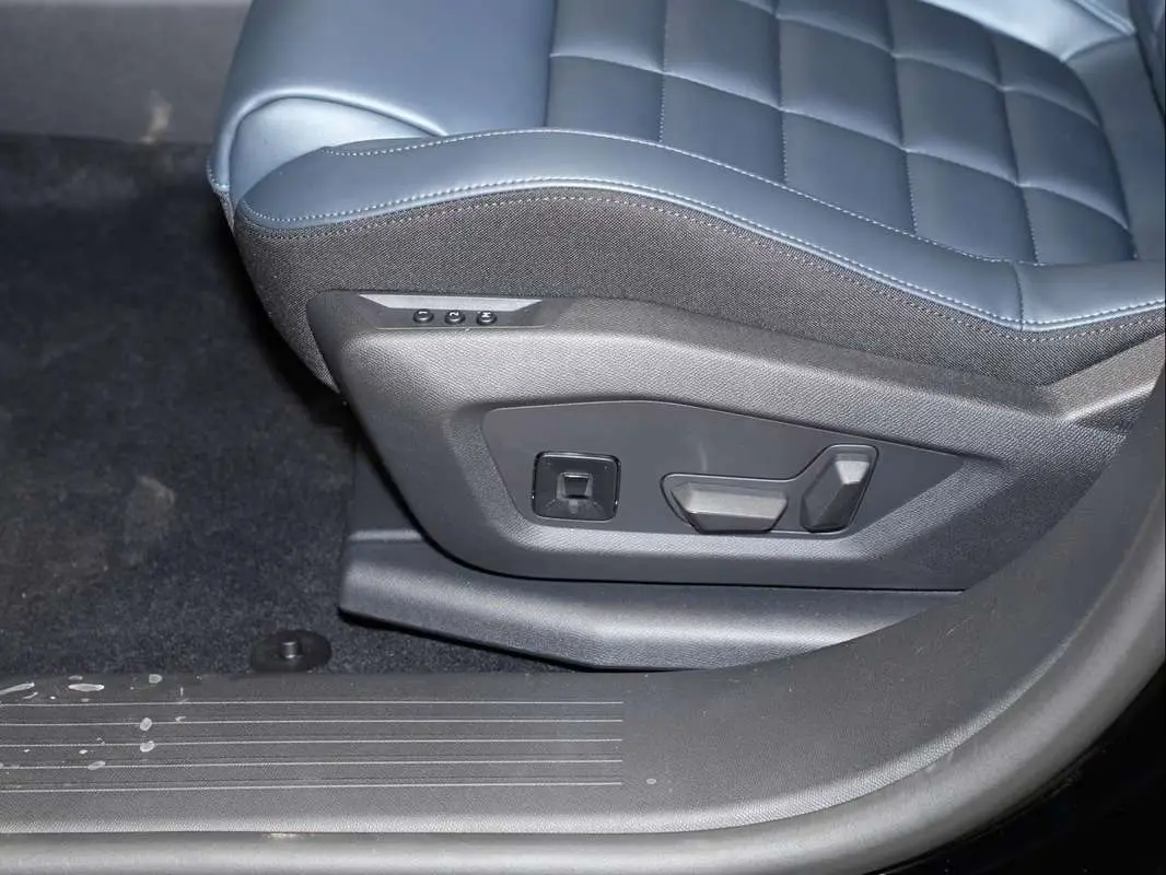 Détail du siège avant conducteur en cuir bleu avec commandes électriques sur une Citroën C5 Aircross New Hybrid 2026.