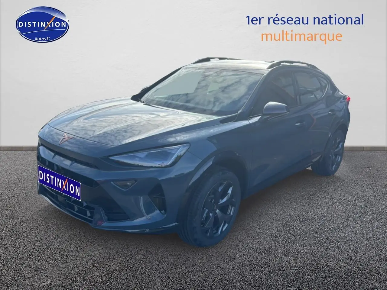 Vue 3/4 avant d'un CUPRA Formentor bleu fjord avec jantes 18 pouces et barres de toit visibles.
