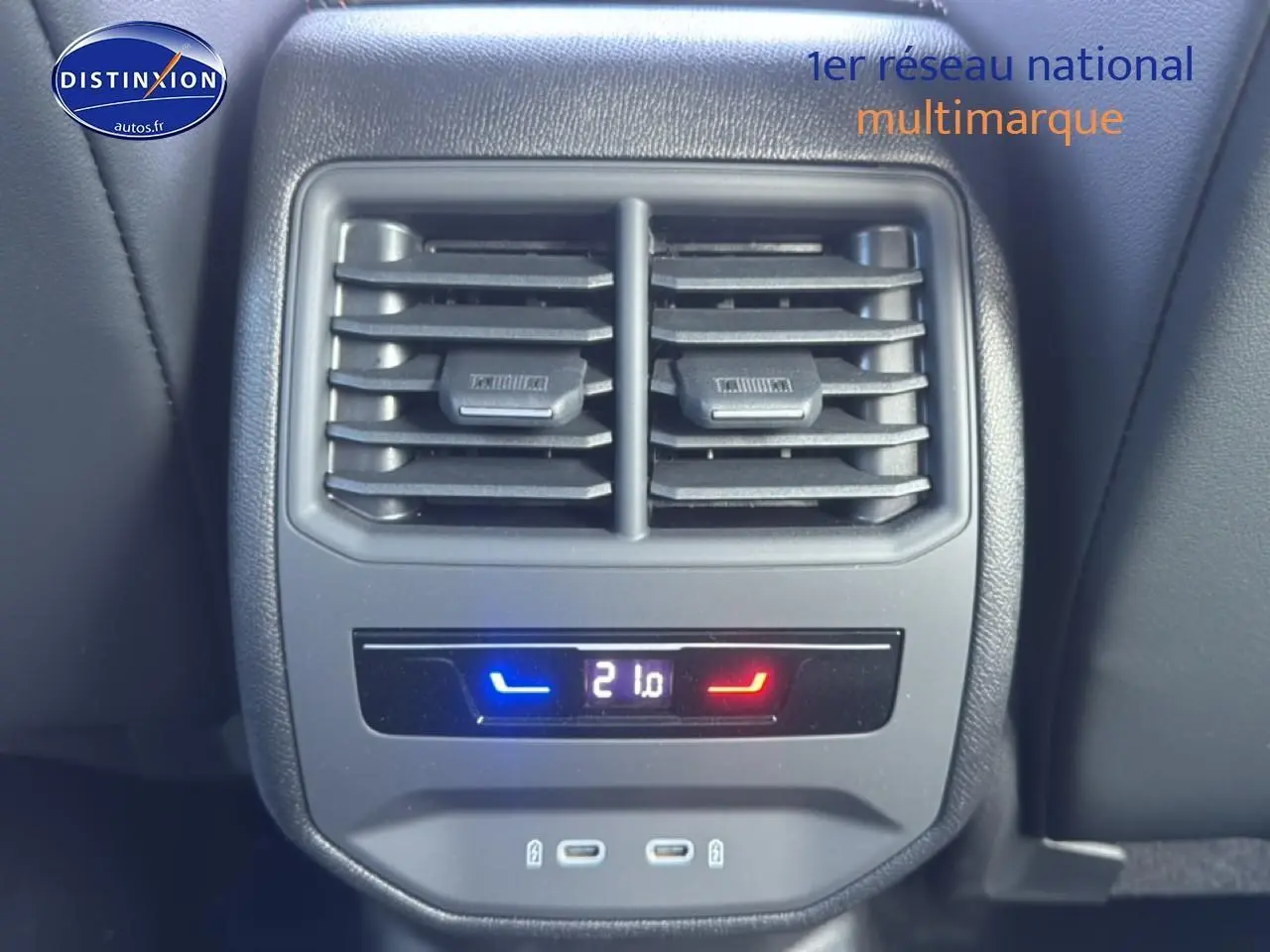 Détail de la console arrière avec ventilation et commande de climatisation à 21°C dans un CUPRA Formentor Bleu Fjord 2026.