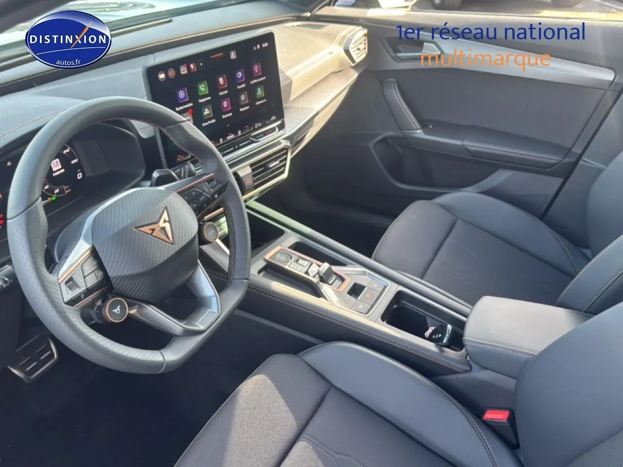 Vue intérieure côté conducteur du CUPRA Formentor 1.5 etsi hybrid 2026 avec volant cuir et écran tactile central.