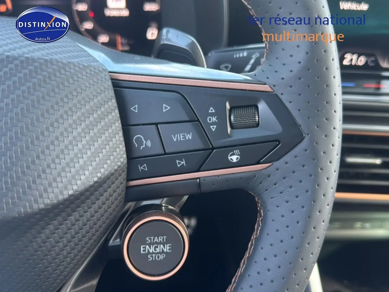 Gros plan sur le volant cuir perforé avec commandes multifonctions et bouton start/stop du CUPRA Formentor bleu fjord.
