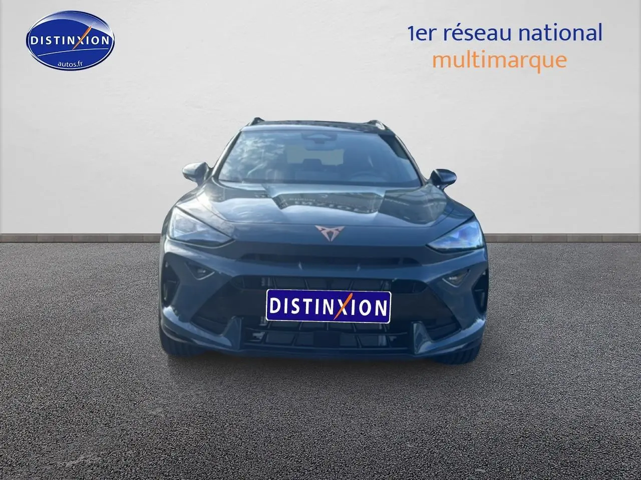 Vue frontale d’un SUV CUPRA Formentor bleu fjord avec calandre marquée et logo distinctif sur capot.