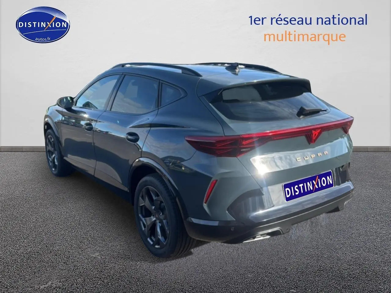 Vue 3/4 arrière droite du CUPRA Formentor bleu fjord avec feux arrière LED et jantes 18 pouces noires.