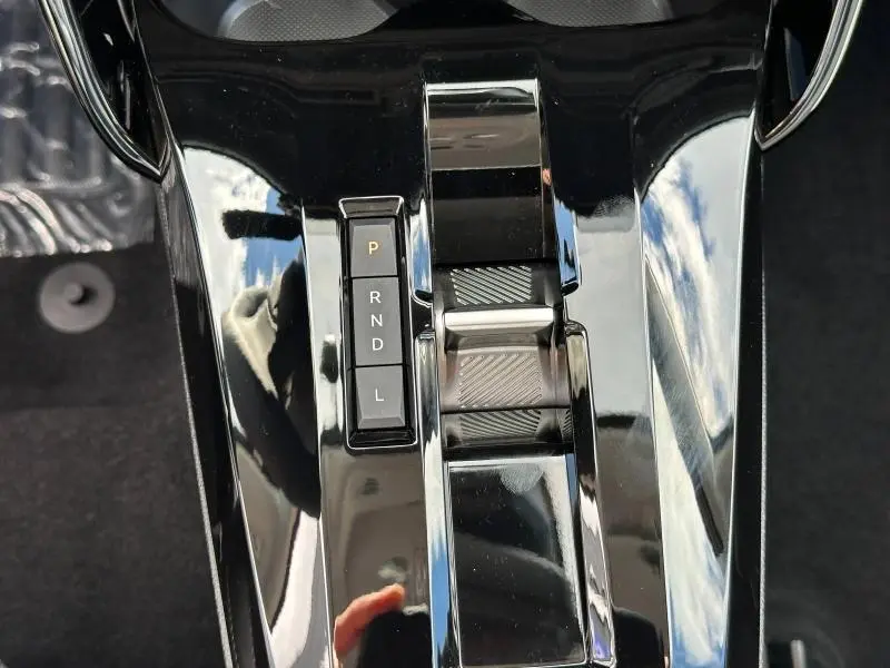 Gros plan sur la console centrale noire brillante avec la commande de boîte automatique du Citroën C3 Aircross.