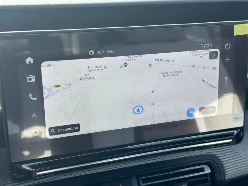 Écran tactile du système de navigation du Citroën C3 Aircross 2026 affichant une carte en mode jour.