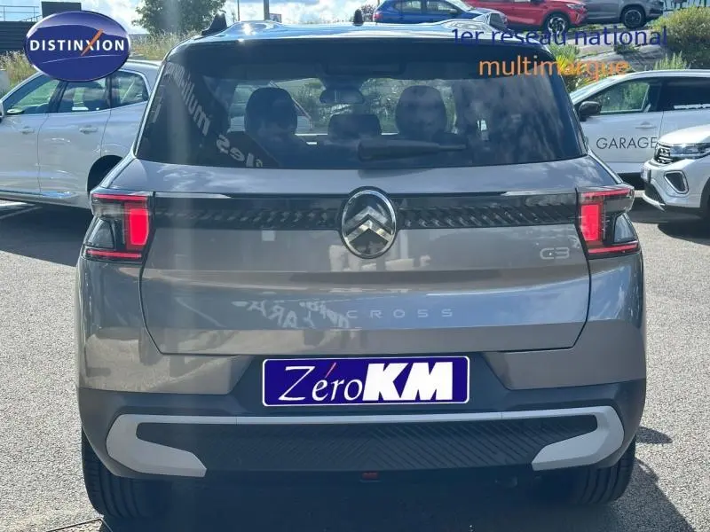 Vue arrière d'un Citroën C3 Aircross gris Mercury avec feux LED et logo chromé central visible.