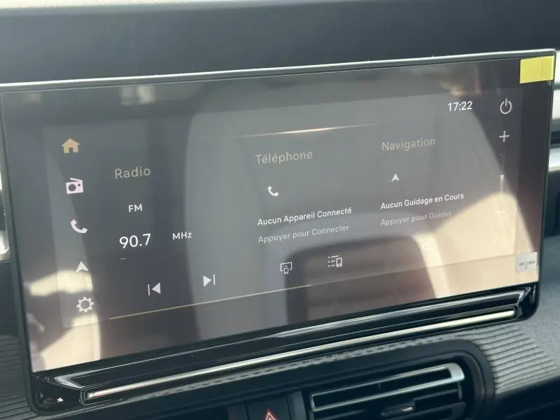 Écran tactile central du tableau de bord du Citroën C3 Aircross gris Mercury, affichant radio, téléphone et navigation.