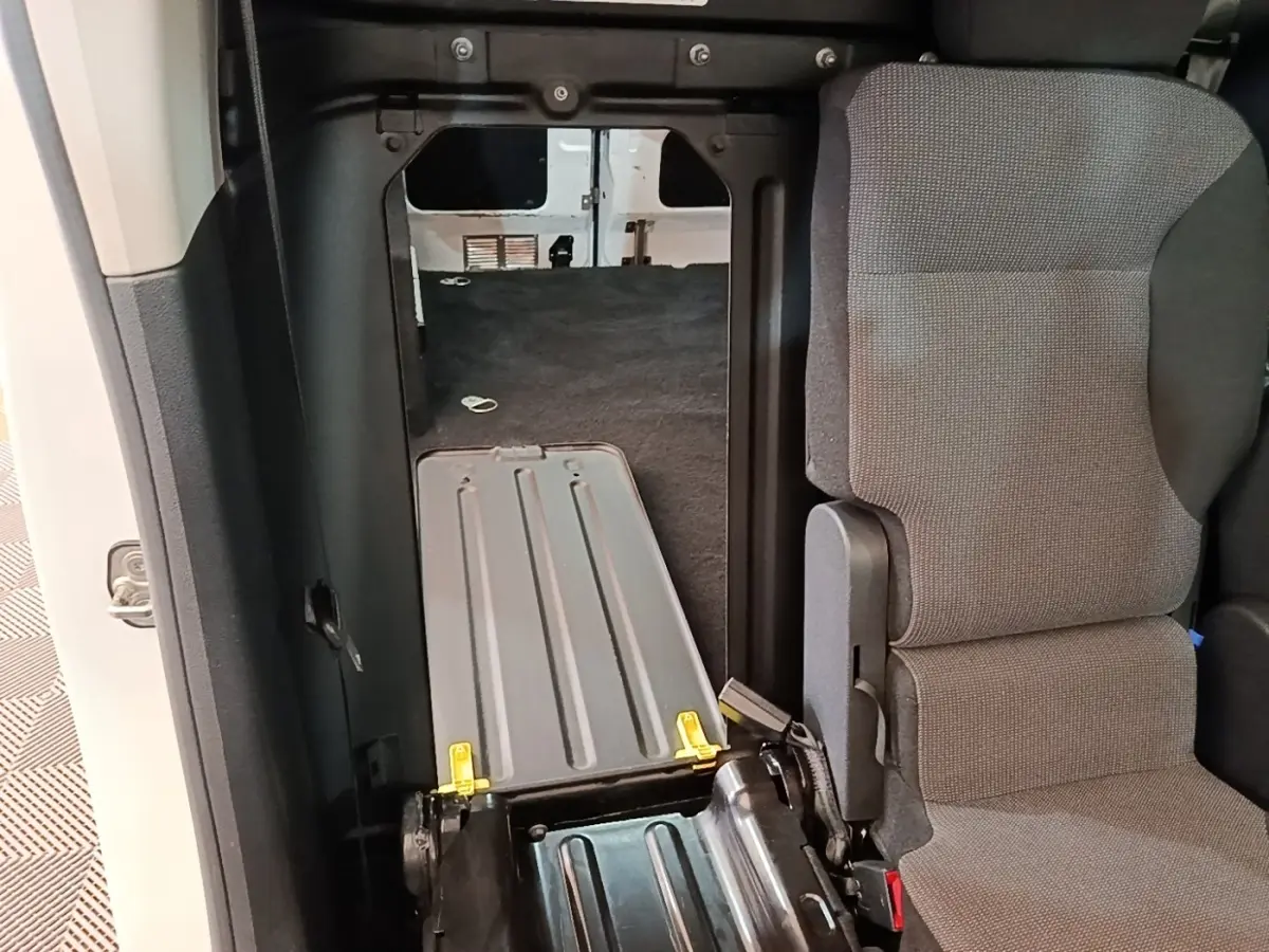 Intérieur du Citroën Berlingo blanc vu côté droit, montrant siège passager et cloison pleine derrière.