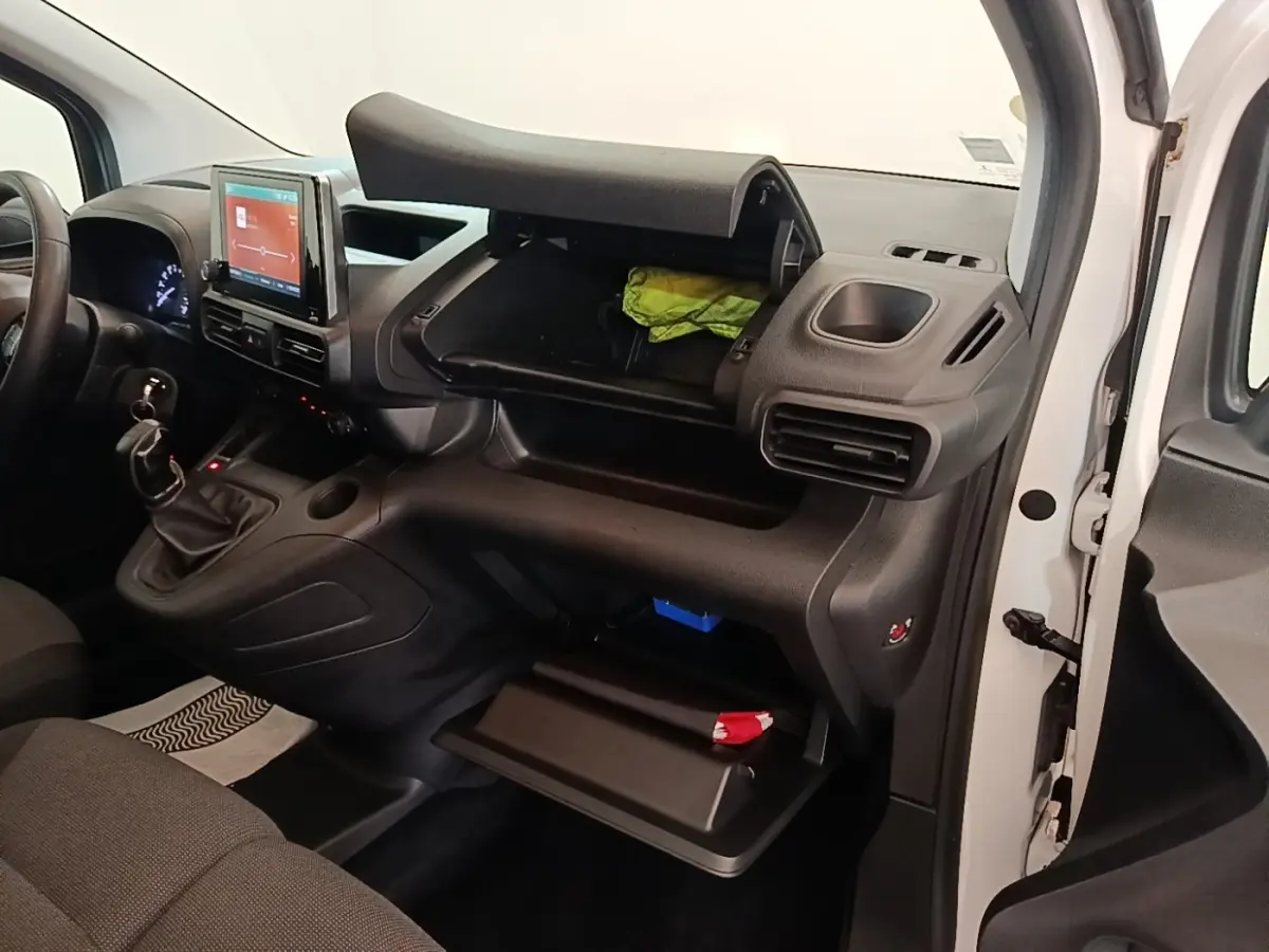 Intérieur du Citroën Berlingo blanc 2020, vue côté passager avec tableau de bord et boîtes à gants ouvertes.
