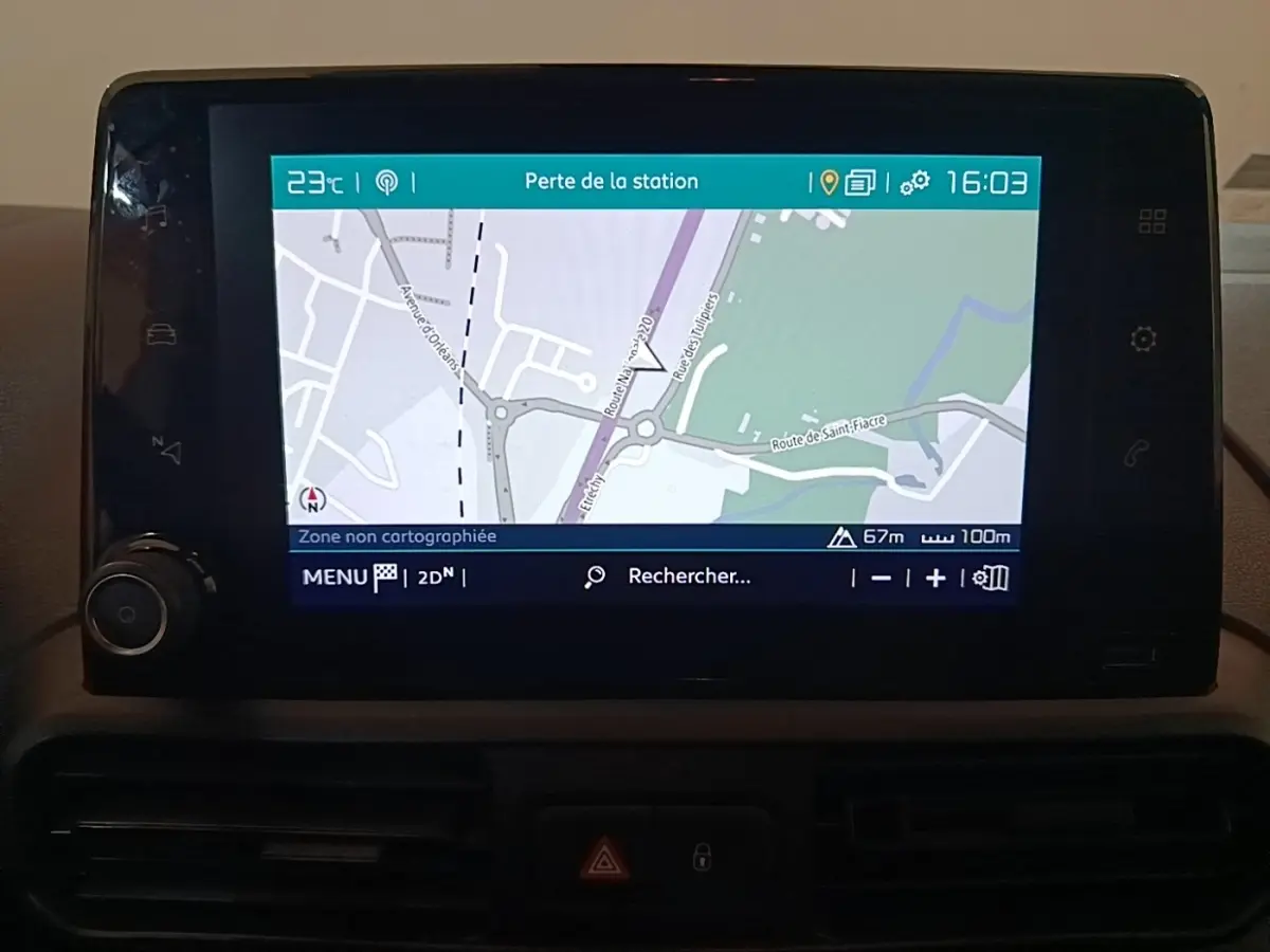Écran tactile central du tableau de bord du Citroën Berlingo 2020 affichant une carte de navigation en mode 2D.