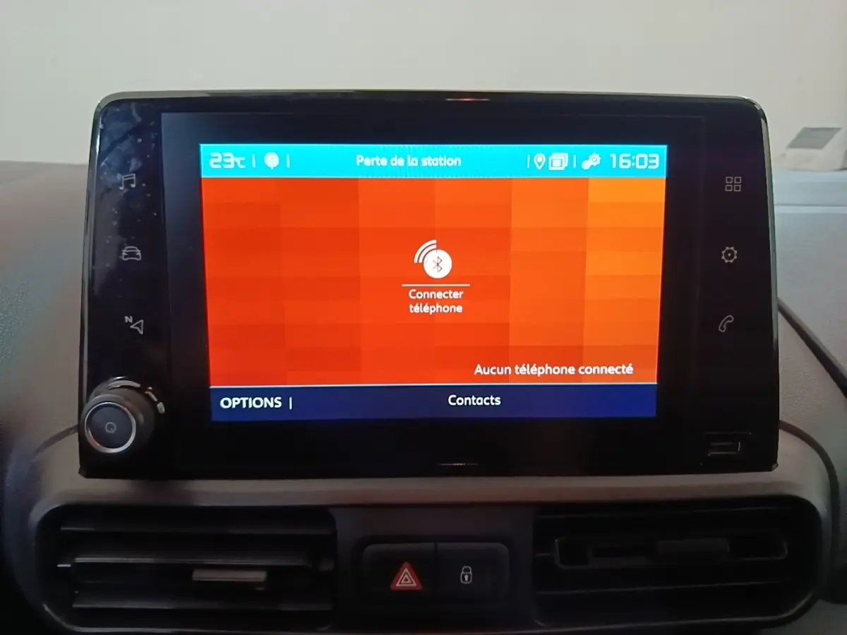 Écran tactile central du tableau de bord du Citroën Berlingo blanc, affichant la connexion Bluetooth téléphone.