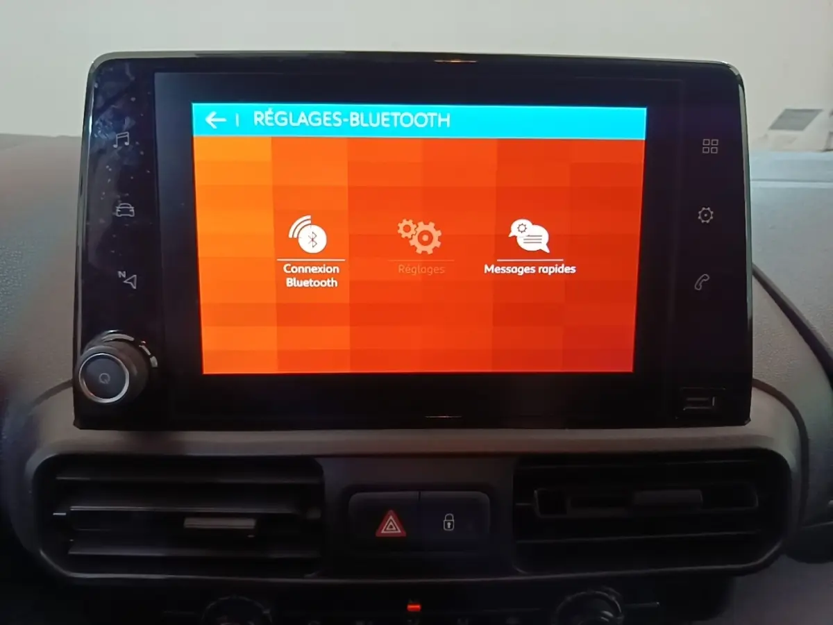 Écran tactile central du tableau de bord du Citroën Berlingo 2020 affichant les réglages Bluetooth.
