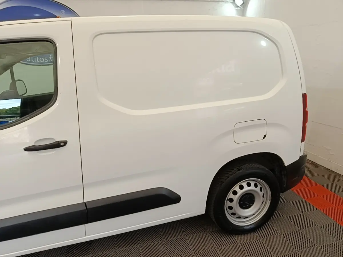 Vue latérale côté droit du Citroën Berlingo blanc 2020, fourgon utilitaire avec porte latérale pleine.