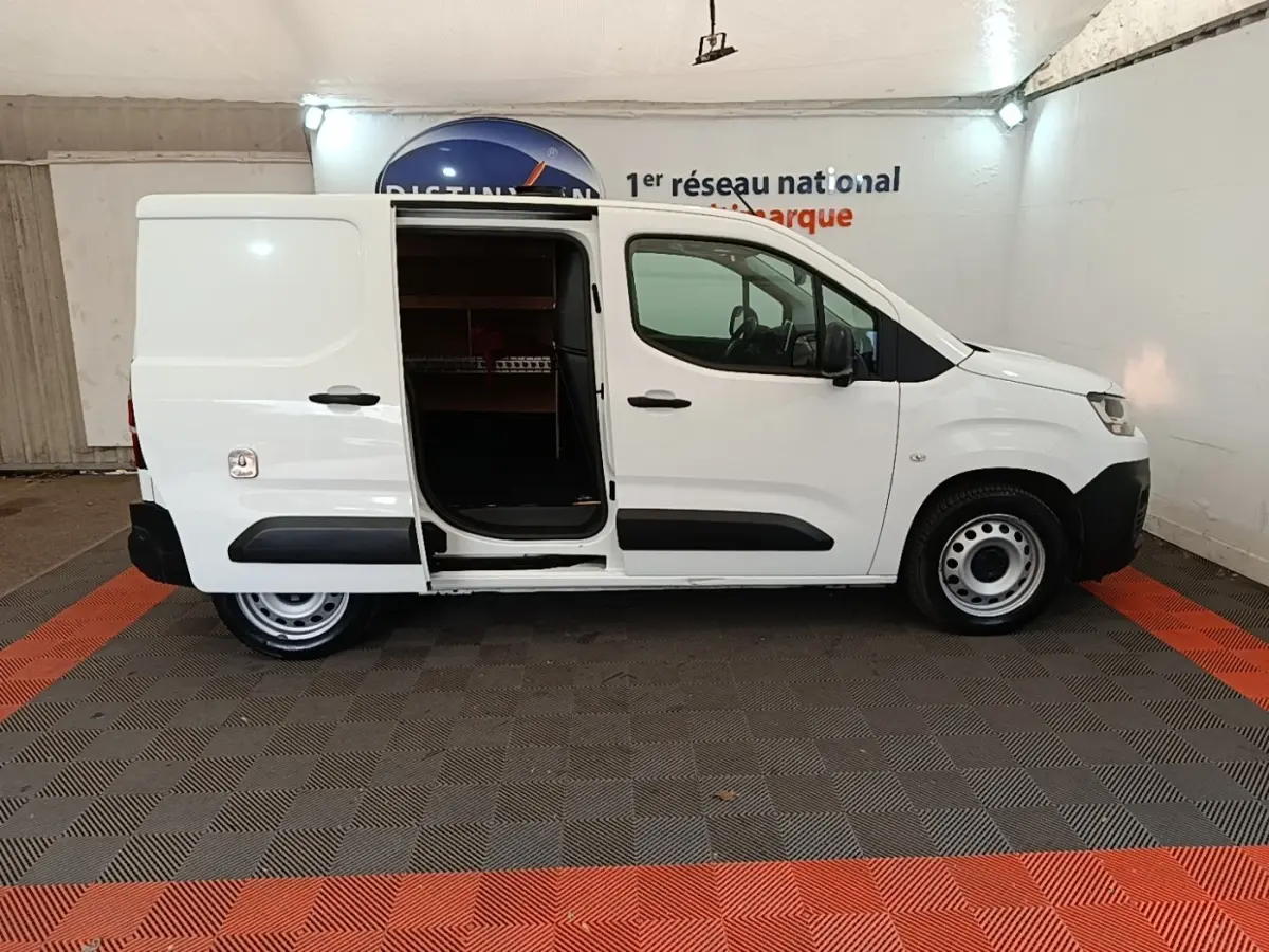 Vue latérale droite d’un Citroën Berlingo blanc 2020 avec porte coulissante ouverte, intérieur de chargement visible.