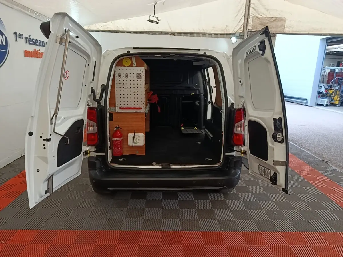 Vue arrière d’un Citroën Berlingo blanc 2020 avec portes ouvertes et aménagements de rangement visibles à l’intérieur.