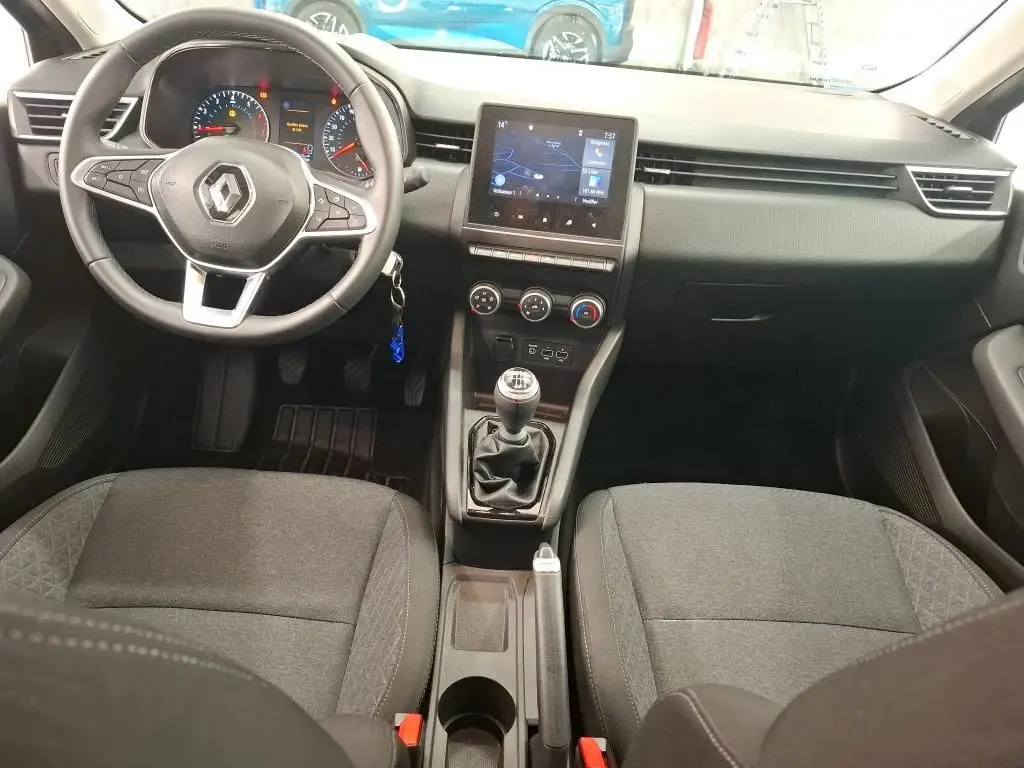 Vue intérieure avant de la Renault Clio Business Edition 2022, tableau de bord noir avec écran tactile et boîte manuelle.