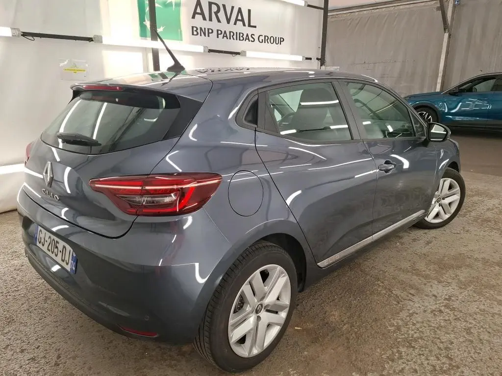 Vue 3/4 arrière droite d'une Renault Clio Business Edition gris foncé avec feux arrière LED et jantes alliage.