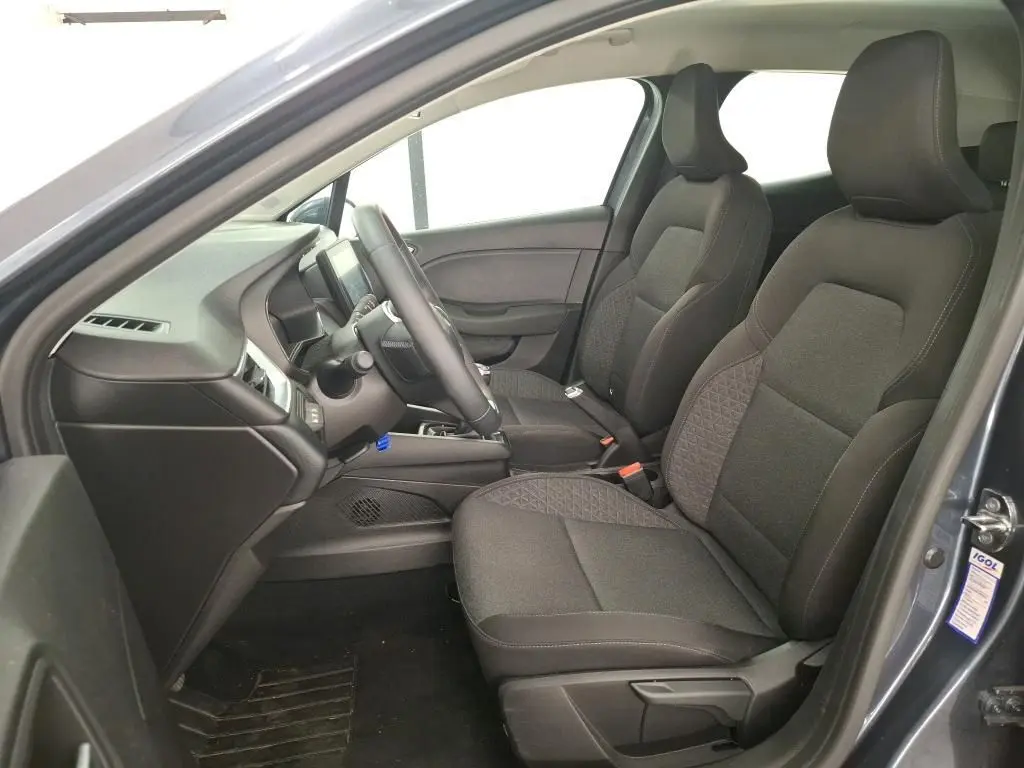 Vue intérieure côté conducteur de la Renault Clio Business Edition 2022, sièges tissu gris foncé avec motifs géométriques.