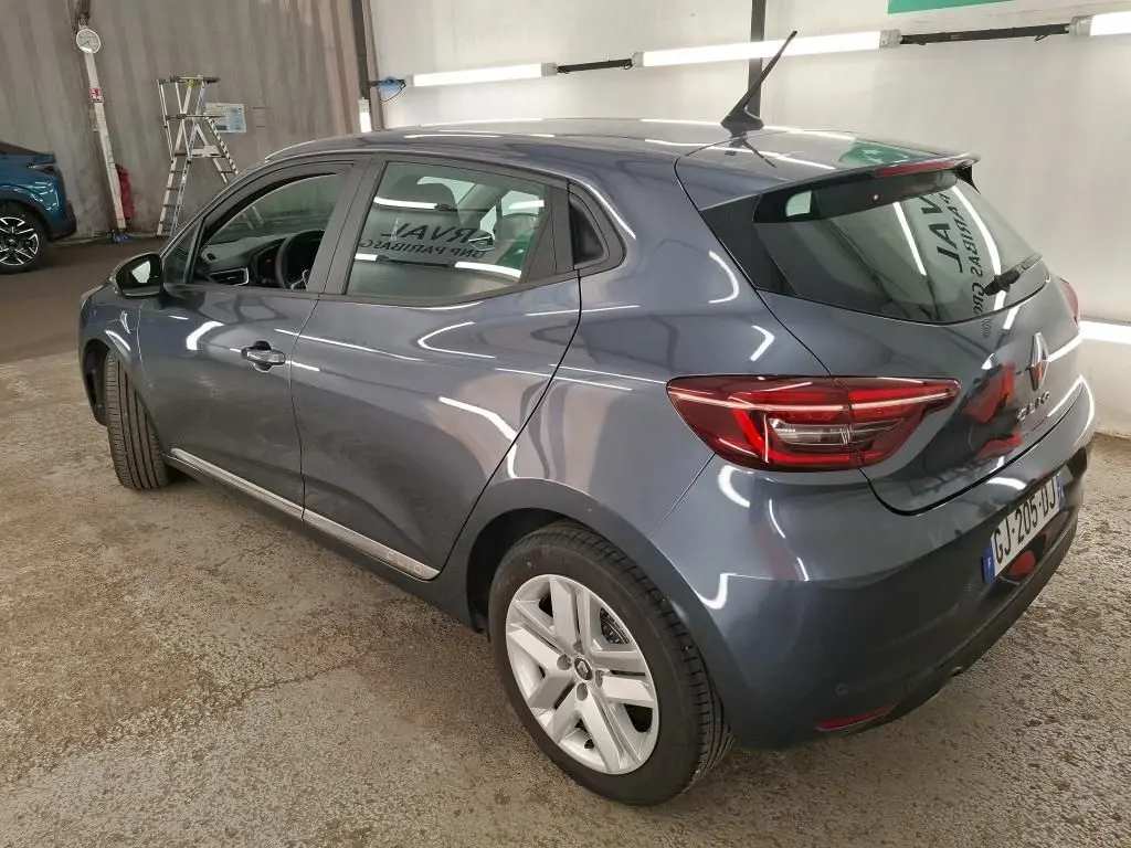 Vue 3/4 arrière droite d'une Renault Clio Business Edition gris foncé, avec feux LED et jantes alliage visibles.