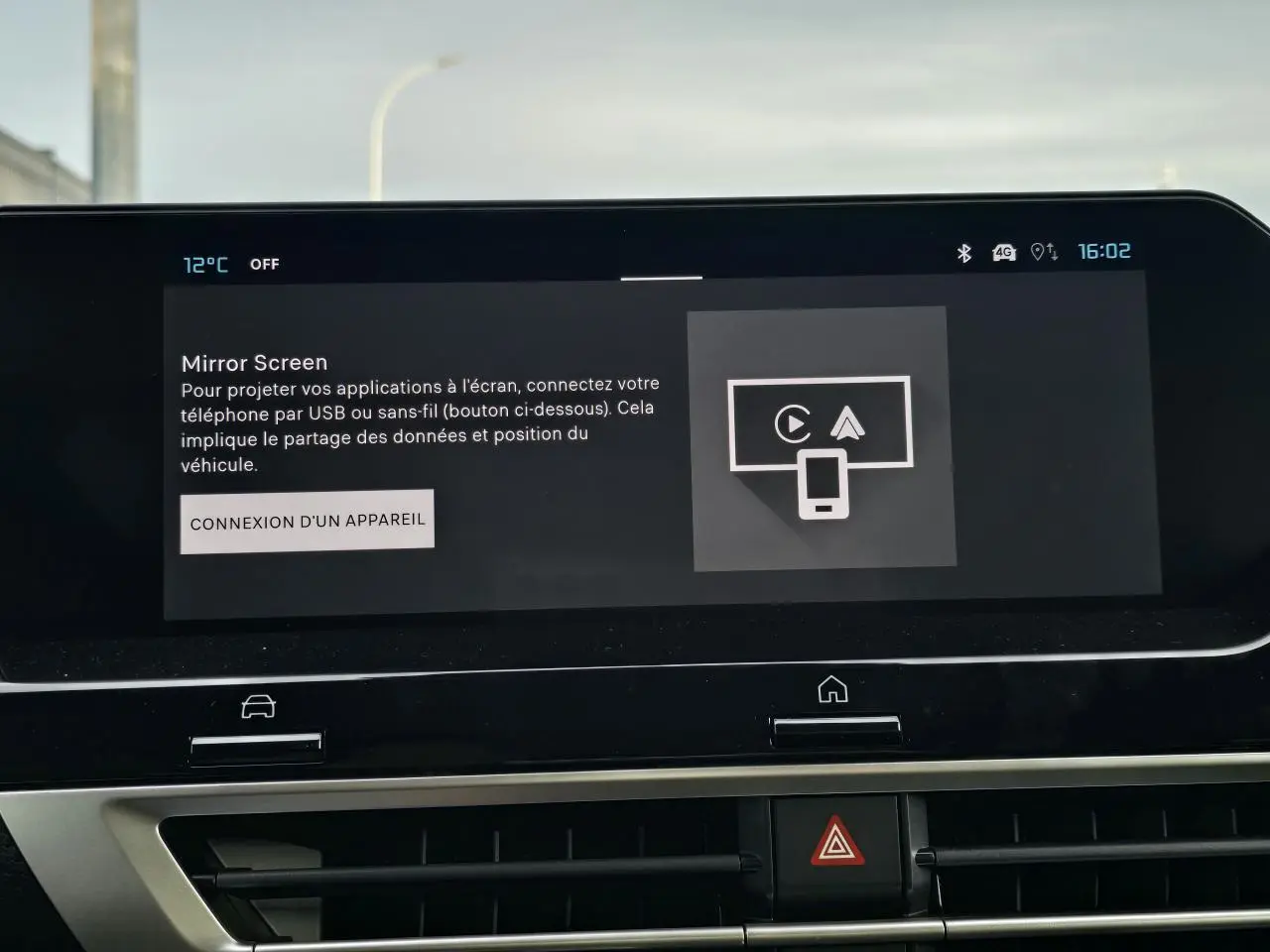 Écran tactile central affichant la fonction Mirror Screen dans l'habitacle d'une Citroën C4 hybride 2025.