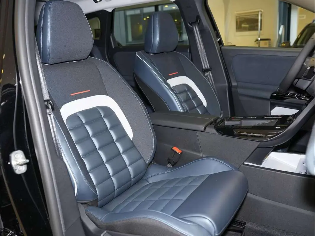 Vue intérieure côté conducteur du Citroën C5 Aircross 2026, sièges Advanced Comfort en cuir bleu et tissu gris.