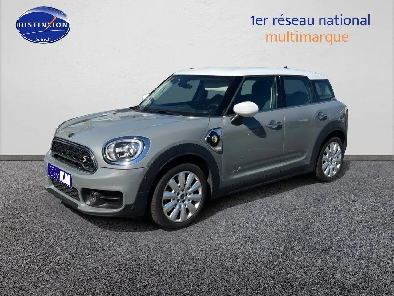 Vue 3/4 avant droite d'une MINI Countryman hybride Moonwalk Grey avec toit et rétroviseurs blancs.