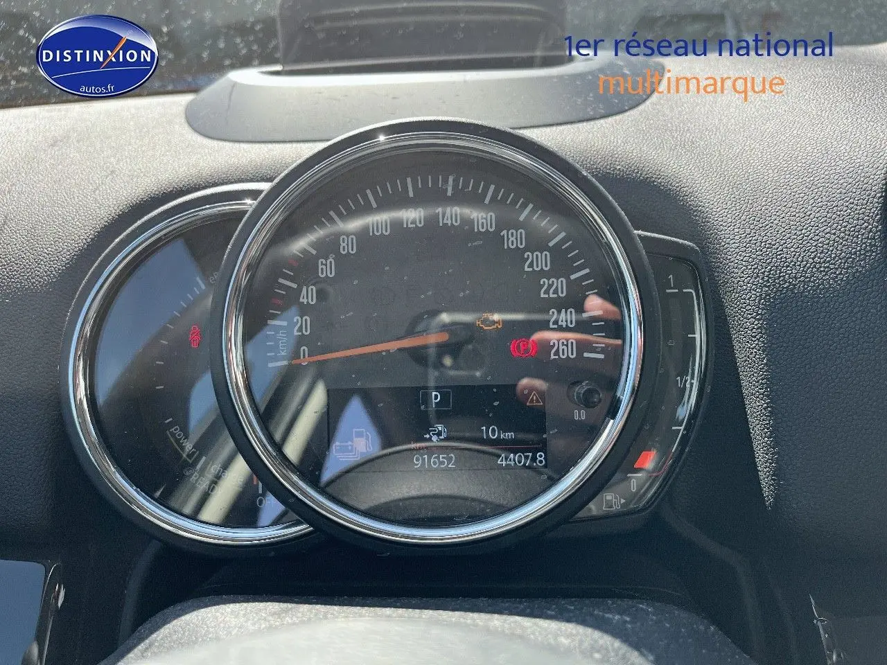 Vue rapprochée du tableau de bord du MINI Countryman hybride, affichant le compteur de vitesse et les indicateurs numériques.