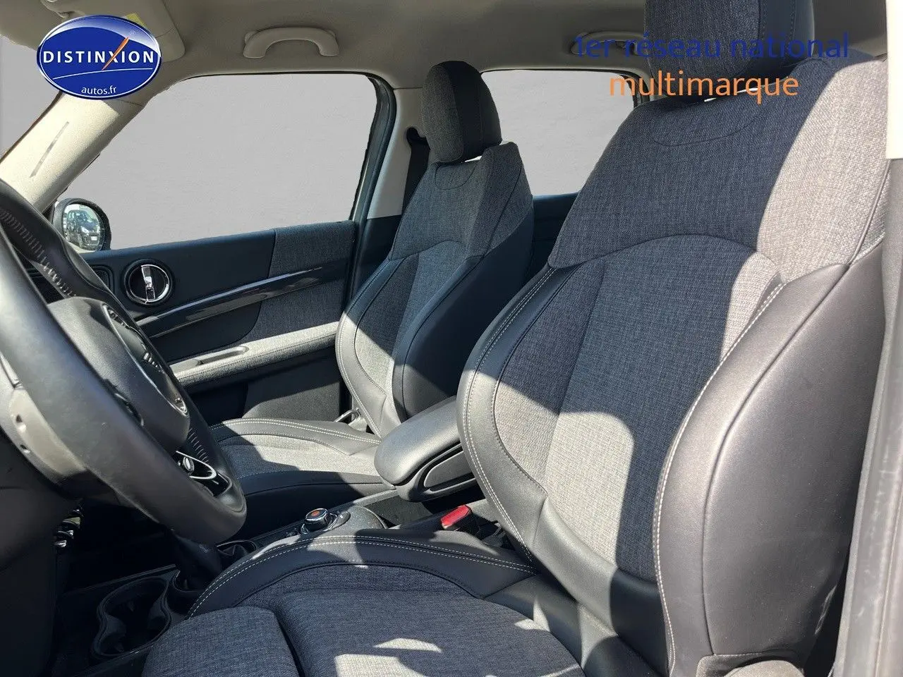 Intérieur avant du MINI Countryman Cooper SE 2019, sièges sport gris tissu et cuir, volant multifonction visible côté gauche.
