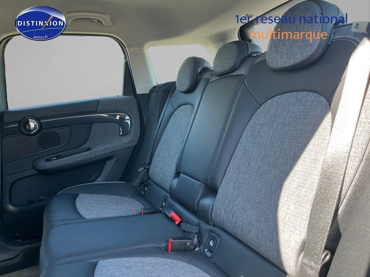 Vue latérale droite de la banquette arrière en cuir et tissu gris du MINI Countryman Moonwalk Grey, avec appuie-têtes intégrés.