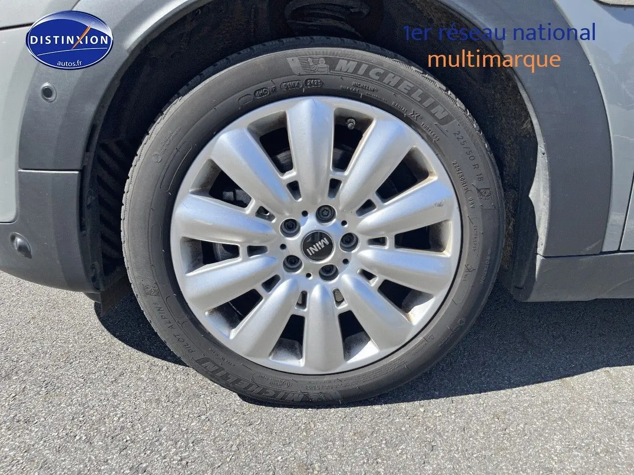 Gros plan sur la jante alu 18 pouces design Pin Spoke du côté avant droit d’un MINI Countryman Moonwalk Grey.
