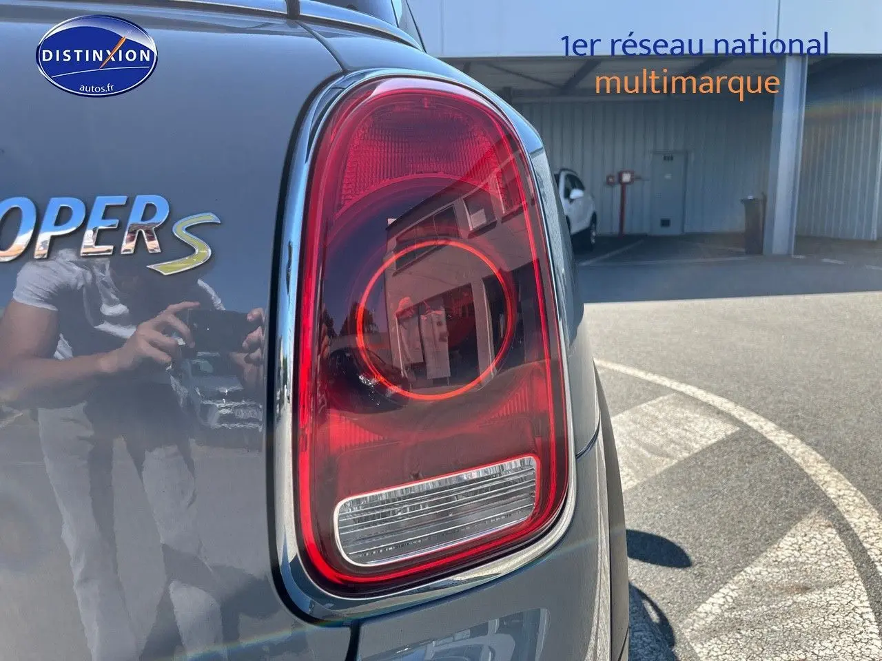 Gros plan sur le feu arrière droit d’un MINI Countryman Cooper S gris Moonwalk avec logo chromé Cooper S visible.