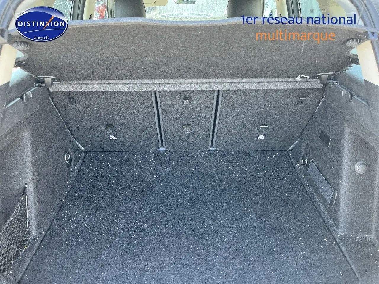 Coffre ouvert en vue arrière d’un MINI Countryman Moonwalk Grey, montrant un espace de rangement propre et spacieux.