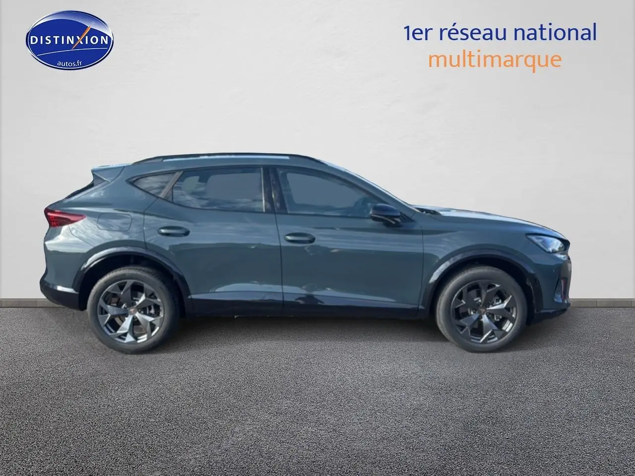 Vue de profil côté gauche du CUPRA Formentor 1.5 etsi hybrid 150 DSG7 en bleu fjord avec jantes 18 pouces.
