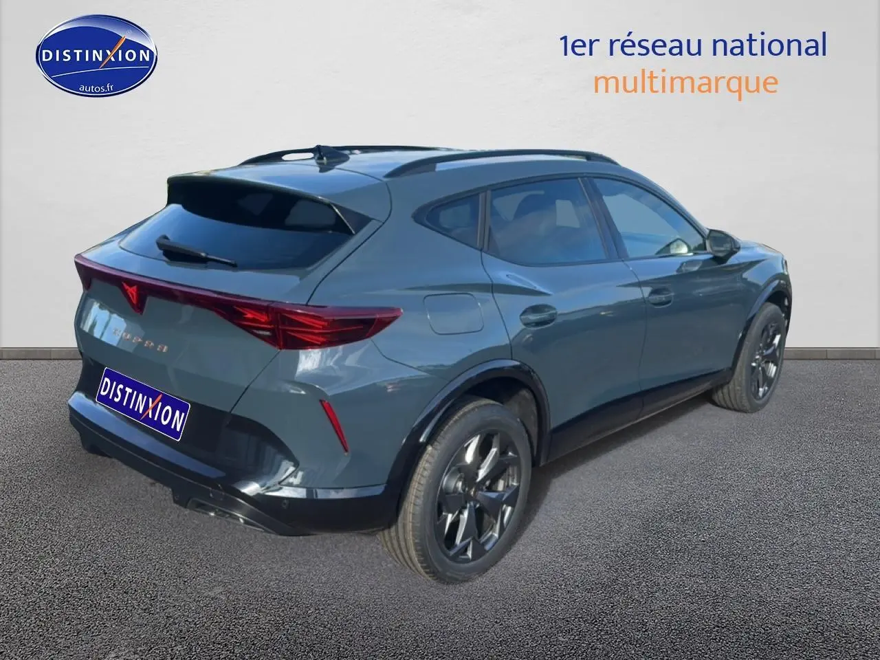 Vue 3/4 arrière droite d'un CUPRA Formentor bleu fjord avec jantes 18 pouces et feux arrière LED distinctifs.