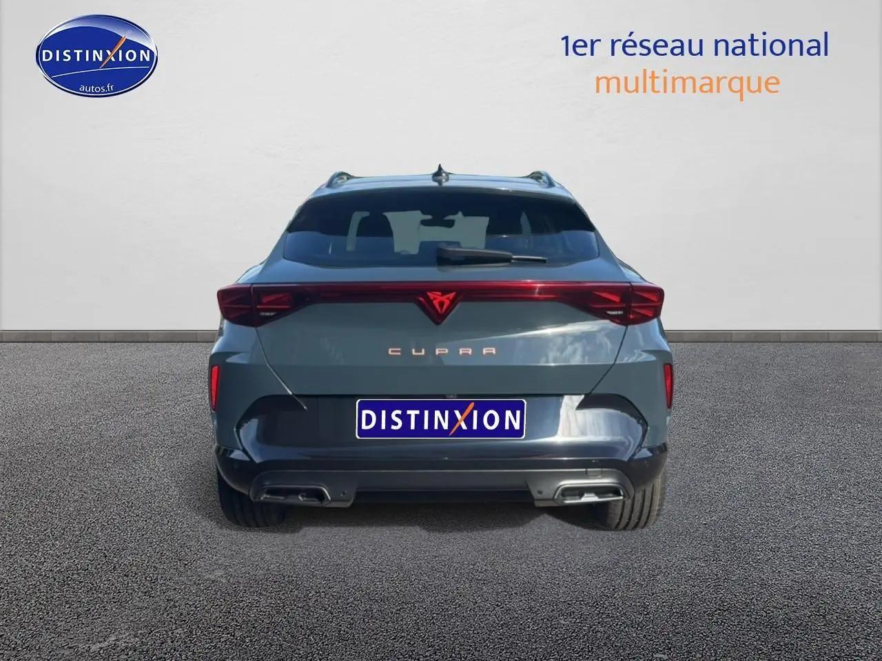 Vue arrière d'un CUPRA Formentor bleu fjord 2026 avec feux LED et double sortie d'échappement visible.