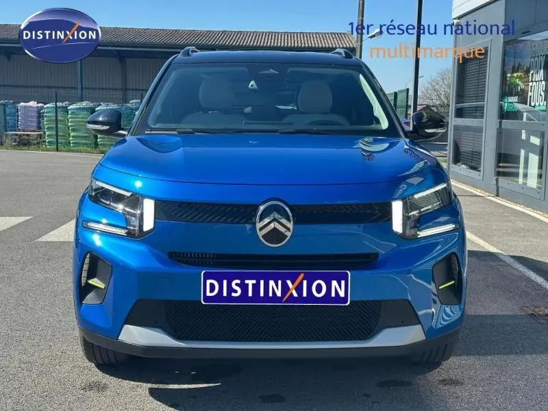 Vue de face d'une Citroën C3 1.2 Turbo 100ch MAX 2025 en bleu avec détails lumineux distinctifs et calandre noire.