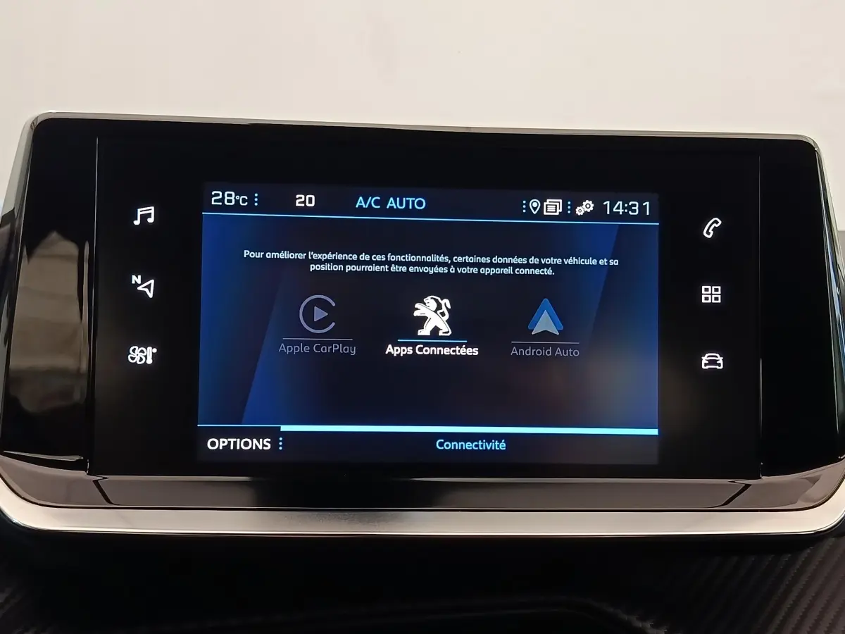 Écran tactile central du Peugeot 2008 blanc, affichant les options Apple CarPlay et Android Auto en intérieur.