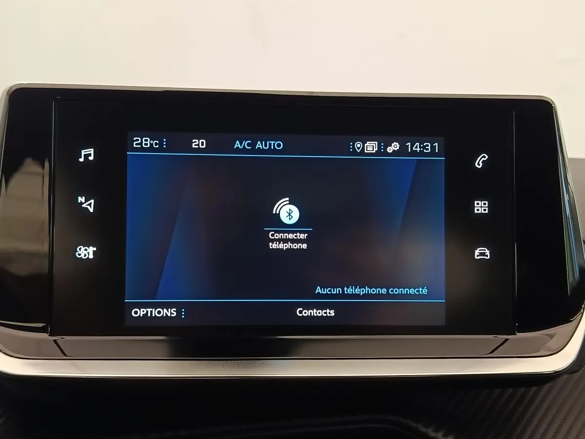Écran tactile central du Peugeot 2008 blanc, affichant la connexion Bluetooth pour téléphone, interface moderne.