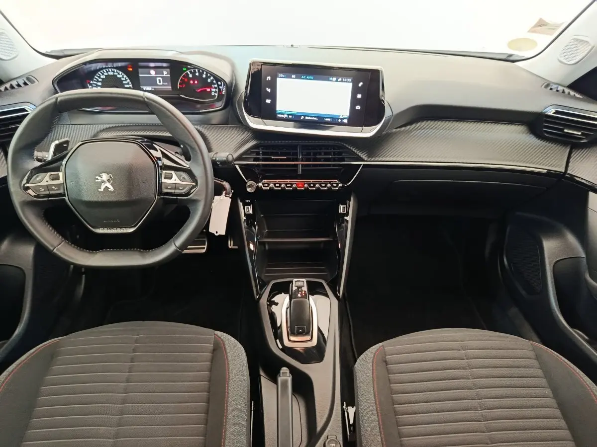 Vue intérieure avant du tableau de bord et volant cuir noir de la Peugeot 2008 Active Business 2021.