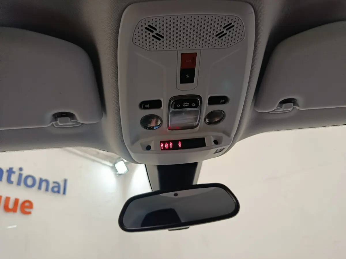 Vue intérieure du plafonnier et du rétroviseur central du Peugeot 2008 blanc, version Active Business 2021.